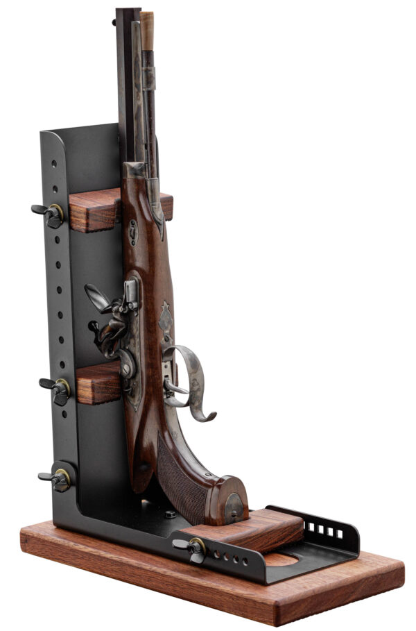 Pistolet ancien sur support en bois et métal.