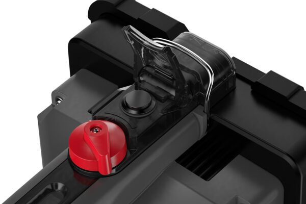 Gros plan sur un mécanisme avec bouton rouge.