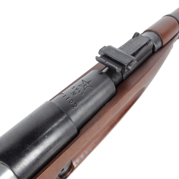 Fusil militaire ancien avec gravures et viseur.