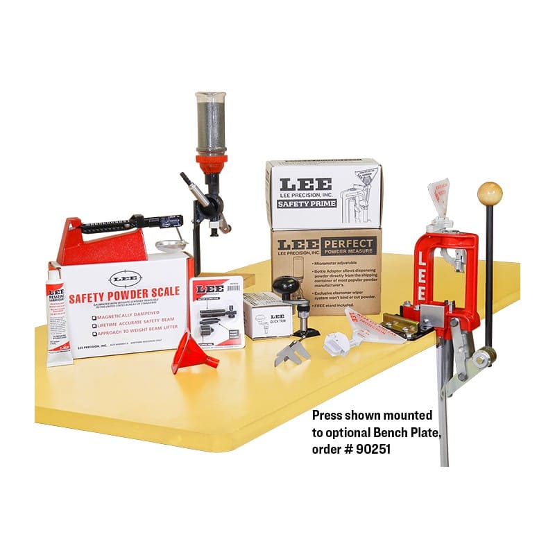 Kit de presse de rechargement Lee Precision Breech Lock Challenger avec balance à poudre, mesure de poudre et outils d'amorçage présentés sur une table jaune