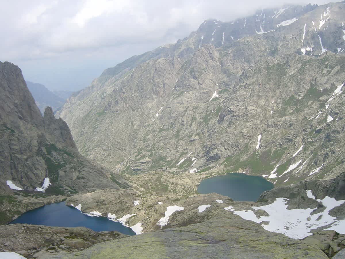 Vue du lac de Melo et du lac de Capitello depuis un point de vue élevé le long du sentier GR20 dans le paysage montagneux de la Corse