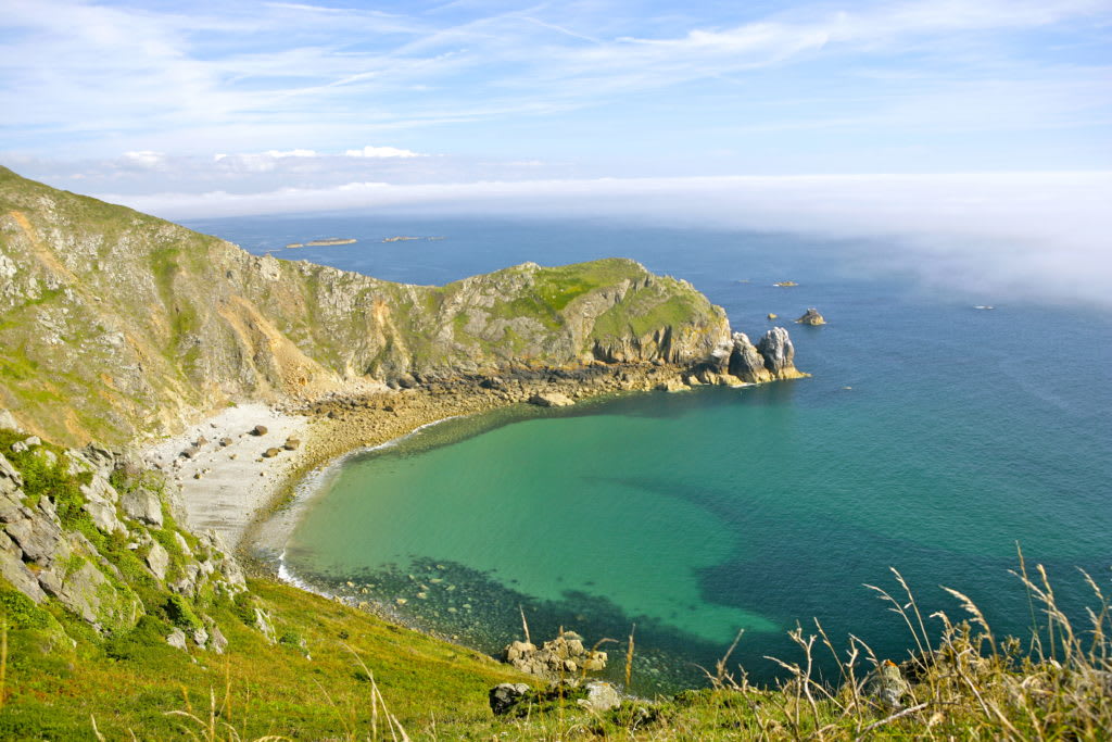 Vue panoramique du Nez de Jobourg avec ses falaises escarpées et ses eaux turquoises sur la presqu'île du Cotentin