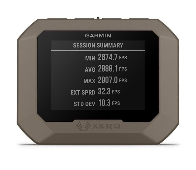 Vue détaillée du Garmin Xero C1 Pro - Chronographe balistique compact avec écran LCD, affichage numérique, boîtier robuste avec certification IPX7, port USB-C visible, outil de mesure de vitesse pour tireurs de précision
